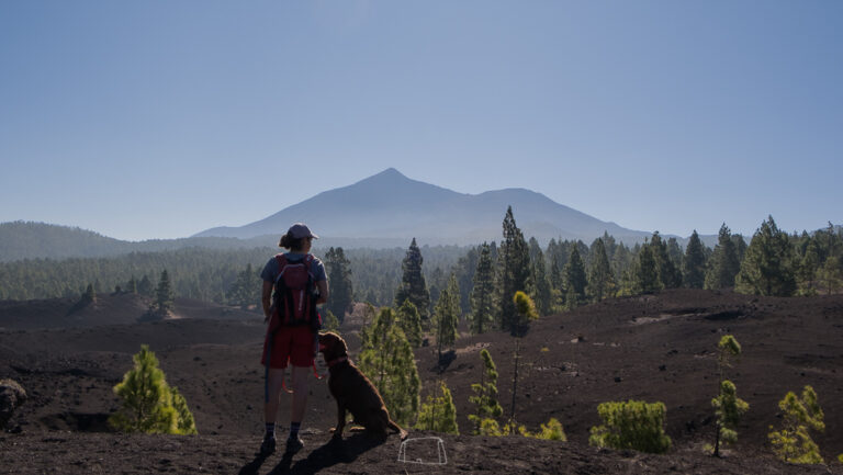 Paloma y Otto con vista a Teide desde Trevejo