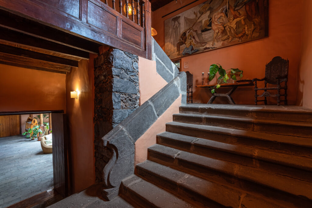 Escalera de piedra del siglo XVI en Casa Palacio de La Quinta Roja en Garachico