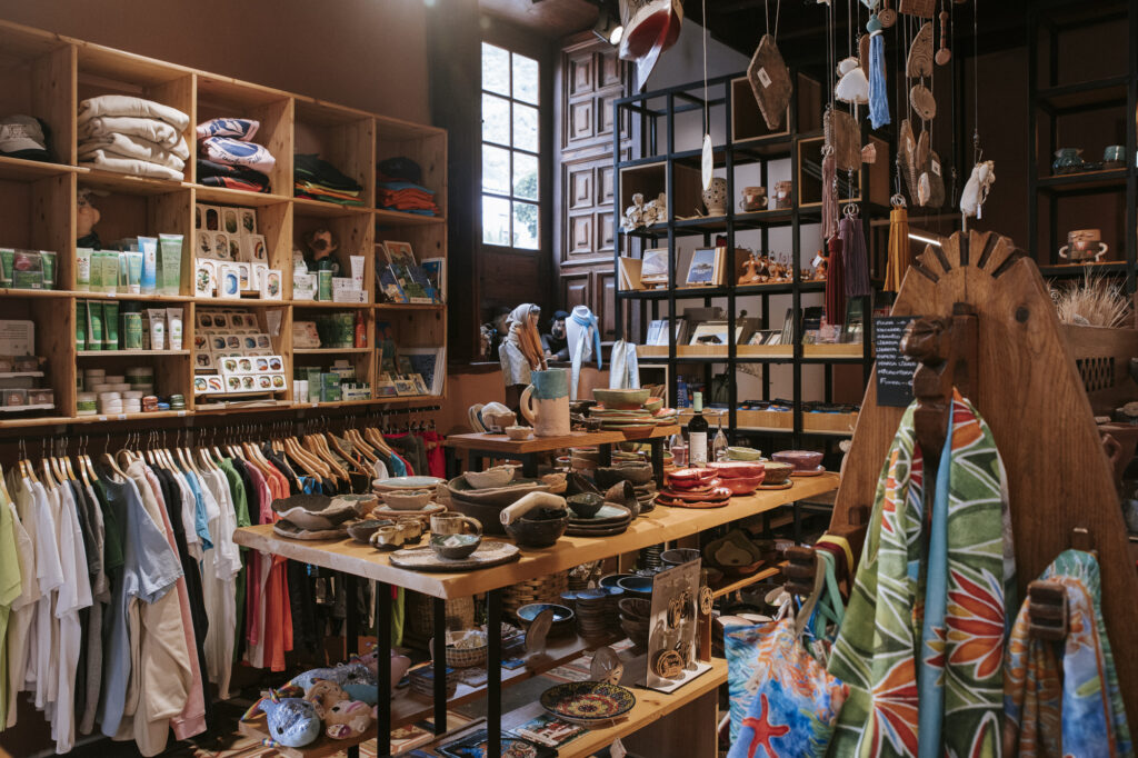 Interior de la tienda de artesanía La Venta de lo de aquí en Garachico